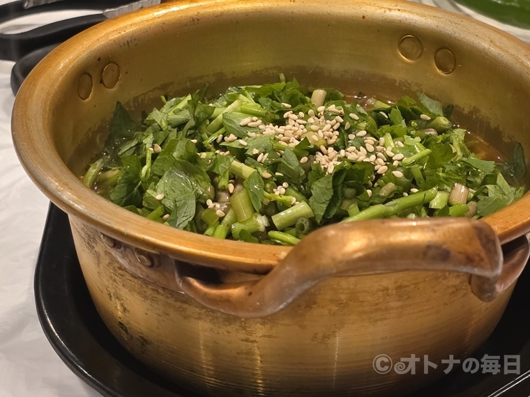 韓国グルメ　弘大入口　ミナリサムギョプサル　草を食べる豚　プルトゥンヌンテジ　ミナリラーメン